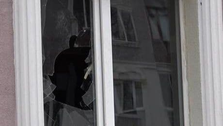 Sivas'ta sağanak ve fırtına çatı uçurdu, araçlara zarar verdi