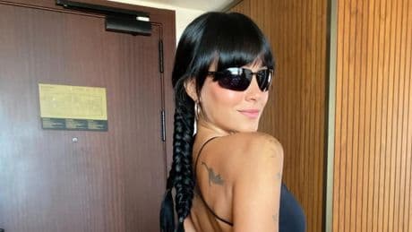 Aitana estrena el bikini de cuadros vichy que cuenta con 'efecto aumento de pecho'