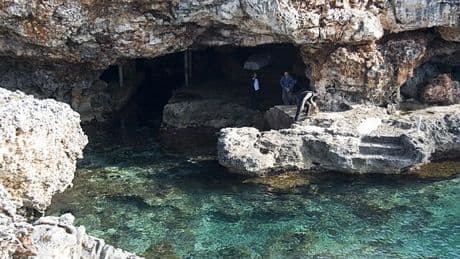 La curiosa cueva de aguas turquesas en Menorca que fue refugio de piratas y contrabandistas
