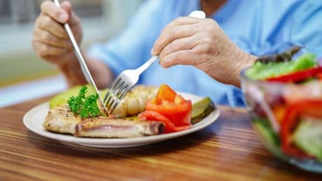 Alimentation: quels facteurs peuvent favoriser des problèmes de malnutrition chez les seniors?
