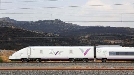 Suspendida la circulación de alta velocidad Madrid-Barcelona por un fuego en Guadalajara