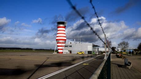 Straaljagers op Lelystad wil het kabinet wel, maar die vakantievluchten hebben nu geen politieke steun