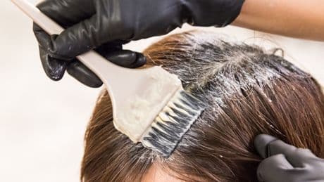 Ni escoger mal el tono ni el tipo de mechas: el error que cometes al ir a la peluquería para teñirte el pelo, según una peluquera experta en color
