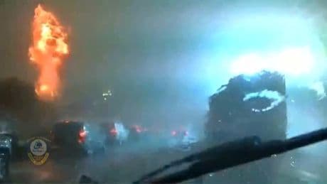 Wie im Horrorfilm – Dashcam-Video zeigt Blitzeinschlag und Flammen-Explosion