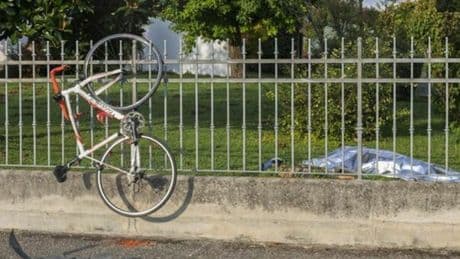 Treviso, a 18 anni senza patente ruba l'auto alla mamma e investe un ciclista: Diego Lapaine muore a 71 anni, il corpo vola nel giardino di una casa