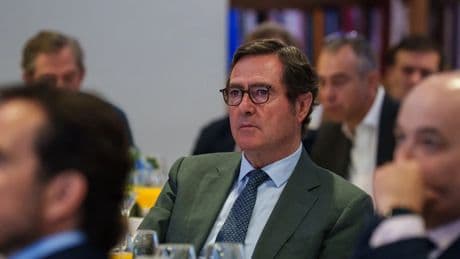La patronal pide a los partidos que frenen la reducción de jornada en el Congreso y advierte de que subirán los precios