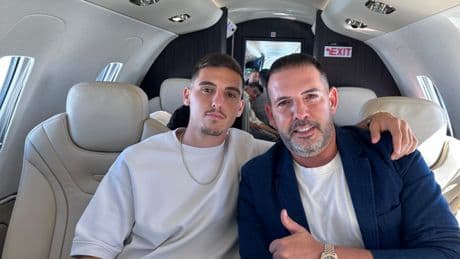 Ajax-aanwinst Oscar Gloukh in Amsterdam voor keuring