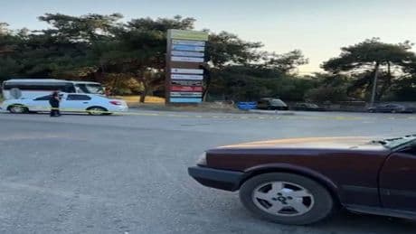 Otomobilin çarptığı emekli albay öldü, çevredekiler 'ışıklandırma' için yolu kapattı