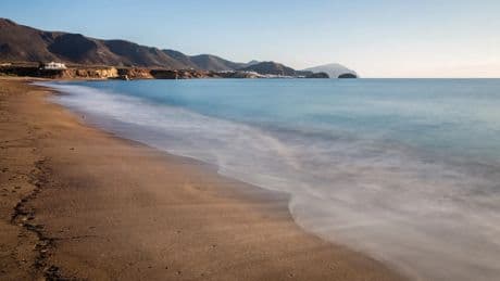 ¿Sabes qué hay bajo la arena de playa? Estos son algunos de los secretos que esconde