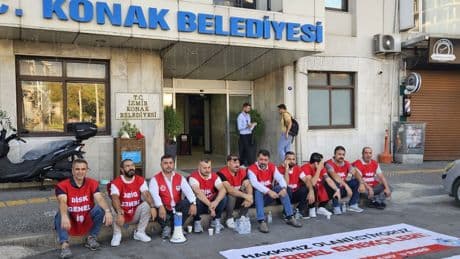 Konak Belediyesi işçileri ödenmeyen ücretleri için oturma eylemi yaptı
