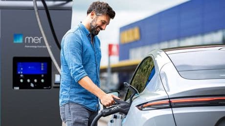 Endlich günstiger Aufladen? Partnerschaft soll E-Autofahrer finanziell entlasten