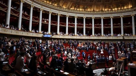 Le rejet de la motion de censure, une simple trêve pour François Bayrou ?