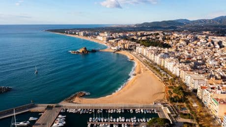 El municipio de Girona con playa donde los pisos de 80 metros cuadrados cuestan menos de 180.000 euros