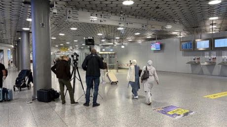 Rund 50 Afghanen aus Pakistan per Linienflug in Hannover gelandet