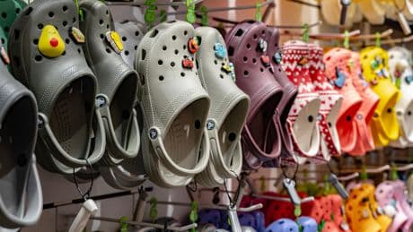 Droits de douane, «tendance athlétique»... Les ventes de Crocs chutent aux États-Unis