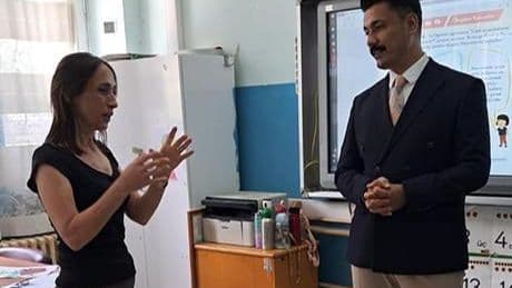Yıllar sonra ilkokul öğretmeninin karşısına çıktı: Aynısın, seni gözlerinden tanıdım