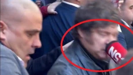 &#039;Microfonazo&#039; contra Milei tras votar en las elecciones de Buenos Aires: &quot;Me pegaste a propósito&quot;