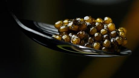 "J'aime bien manger du caviar avec des chips": symbole du luxe, le caviar est-il en train de se démocratiser?