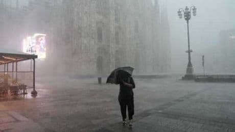 Bomba d’acqua su Milano. Donna muore schiacciata da un albero caduto