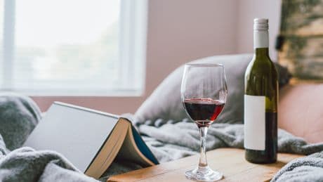Wein vor dem Schlafengehen: Kann das wirklich schlank machen?