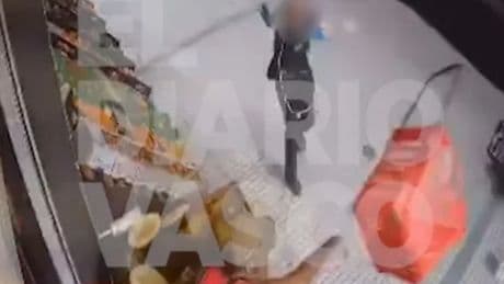 «Estaban desquiciados, se atrincheraron en la tienda y empezaron a tirarse melones»