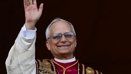 Leo XIV. sorgt beim ersten Autogramm nach der Papstwahl für Lacher