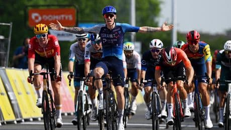 Jake Stewart verrast Jonathan Milan in sprint Dauphiné, leider Remco Evenepoel ten val in slotkilometer