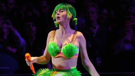 Panne auf der Bühne - Plötzlich platzt Katy Perry der BH