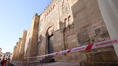 Fuego (político) en la mezquita de Córdoba e incompetencia en Itálica