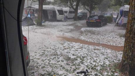 Linda overvallen door bizarre hagelbui op Franse camping: ’Ineens werd het donker en ijskoud, binnen 10 minuten was alles wit’
