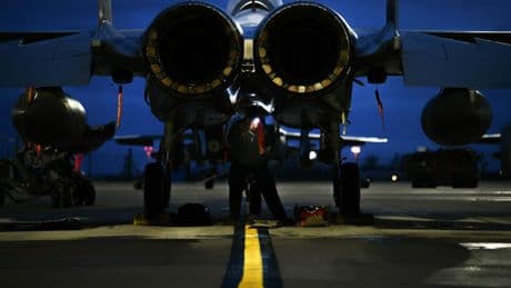 Un F-15E pierde una rueda durante su despegue y aterriza de emergencia con éxito en Japón