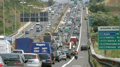 Traffico, oggi bollino nero sulle autostrade, domani rosso: 13 milioni di auto. Quando partire (e quando no), strade e orari da evitare