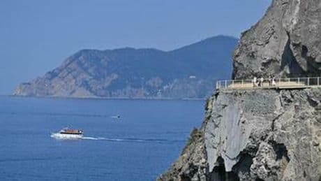 Cinque Terre, litiga con la fidanzata sulla Via dell?Amore: turista cade dalla scogliera e muore annegato a 26 anni