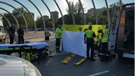 Muere un joven motorista tras caer contra un bolardo en los arcos de la Avenida de la Ilustración