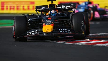 Max Verstappen komt er ook tijdens tweede training in ’onbestuurbare auto’ totaal niet aan te pas: ’Niets werkte eigenlijk’