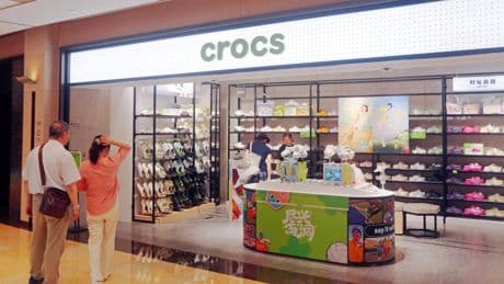 Crocs maakt harde schuiver, aandeel verliest bijna 30 procent: plastic schoenenmaker gebukt onder malaise in VS