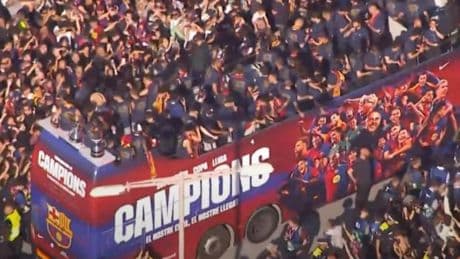 El Barça presume de su ADN en la rúa para celebrar los títulos de esta temporada: "Campeones, nuestro estilo, nuestro legado"