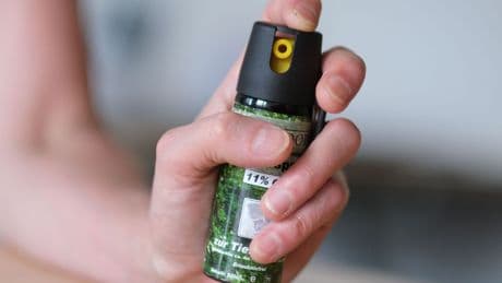 Vorfall in Karlsruhe: Mann sprüht Pfefferspray in Bahn - Zwölf Kinder verletzt