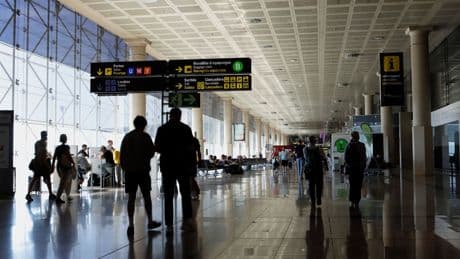 Polizei greift ein - Eltern lassen Kind absichtlich am Flughafen sitzen