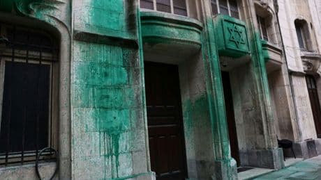 Mehrere jüdische Einrichtungen in Paris mit grüner Farbe beschmiert