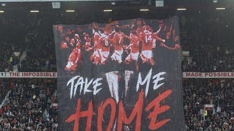 El tifo del United pide «llevar la copa a casa»