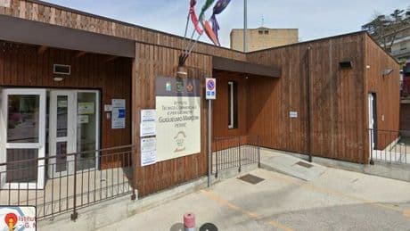 Scuola, giustificazione per le assenze firmata dai genitori anche per i maggiorenni: il caso a Pescara