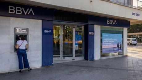 El BBVA gana un 9% más en el primer semestre y responde al Sabadell con 36.000 millones en pagos a los accionistas para 2028