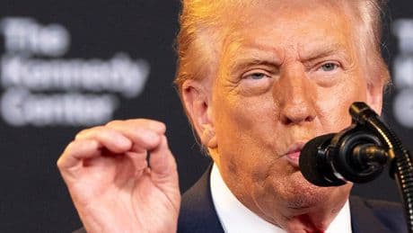 Corte appello autorizza Trump a bloccare fondi all’estero