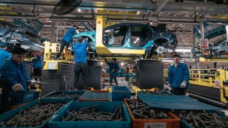 Mercato auto UE e USA sotto assedio: margini in calo, mentre la Cina avanza