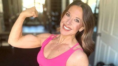Kelly Kohn, entrenadora: "El 'curl de araña' es mi ejercicio favorito para eliminar las alas de murciélago"