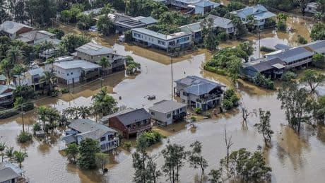 Inwoners van Zuidoost-Australië peddelen door ondergelopen straten na overstromingen