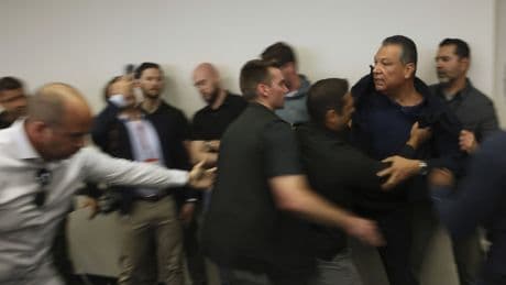 Liveblog USA unter Trump: Demokratischer Senator gewaltsam aus Pressekonferenz entfernt