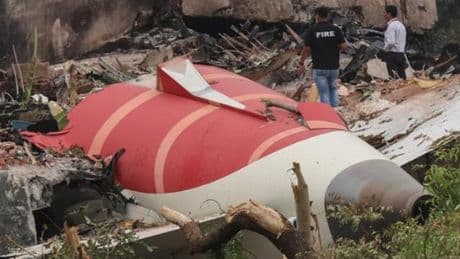 Boeing Air India precipitato, 290 morti e un solo sopravvissuto: «Carrello, flap, motori: ecco cosa non ha funzionato»