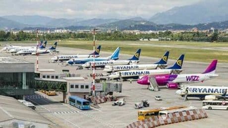Aereo colpisce un gruppo di gabbiani dopo il decollo, volo per Milano costretto a tornare a Palermo